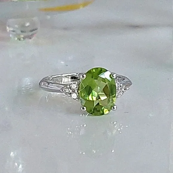 FLASH SALE! 10Kt White Gold Peridot & Diamond Gold Ring - Picture 15 of 15